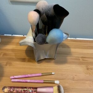 11 Make up brushes and Holder-Tarte-IT-Angie Hot and Flashy